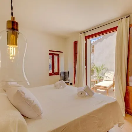 Villa Sleeps 7 With Pool And Wifi *